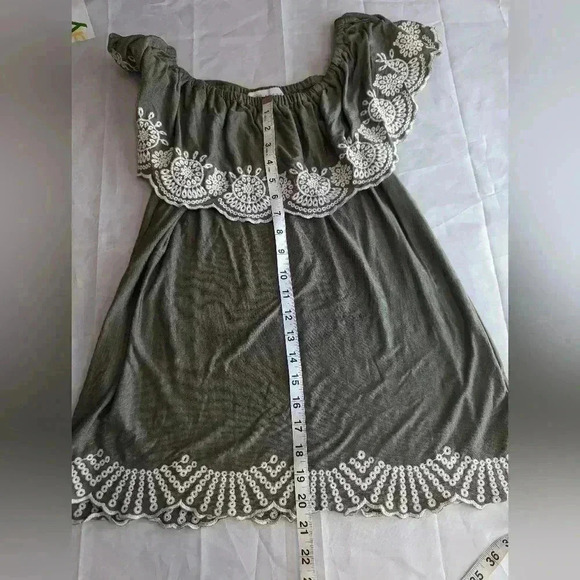 Fever Embroidered On/Off Shoulder Ruffle Top Blouse Size Medium Light Army Green - Picture 10 of 11